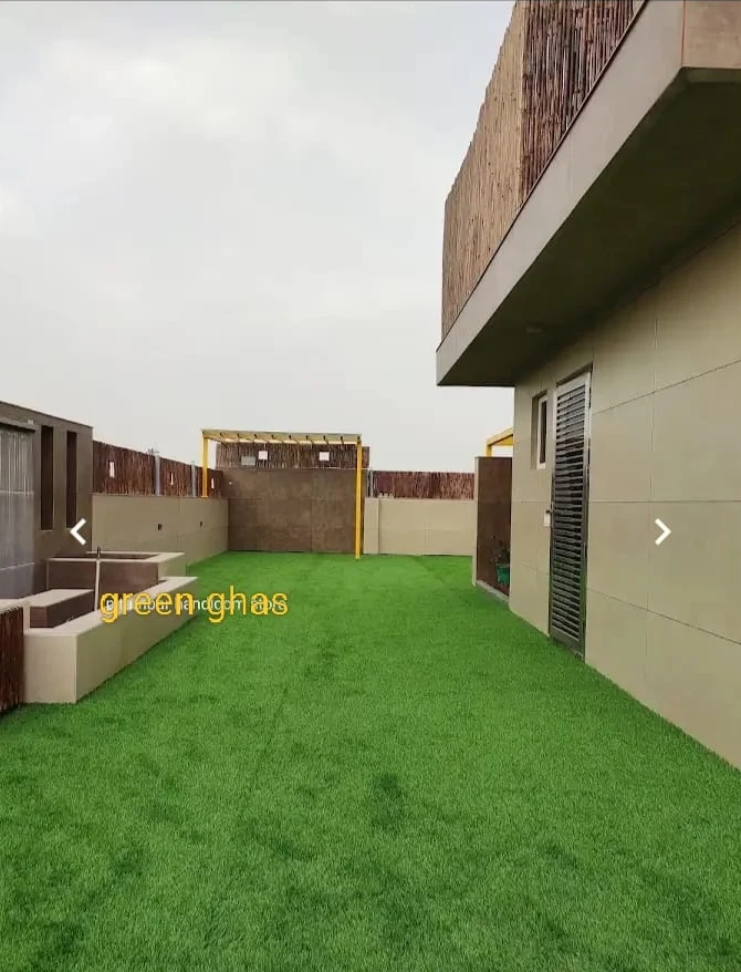 Rooftop Terrace Artificial Turf Grass with Bamboo Cane Privacy Screen